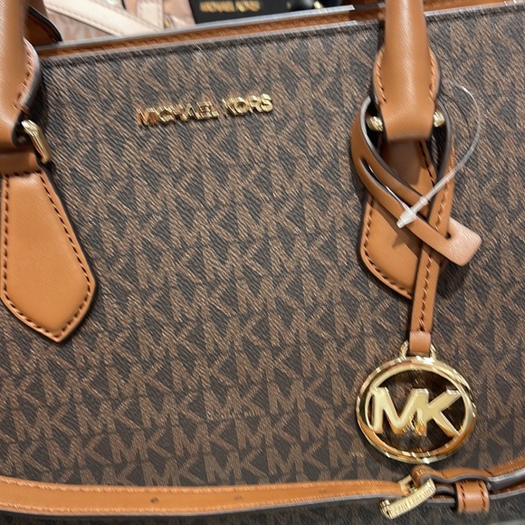 Michael Kors Sheila Medium Center Zip Satchel Bag
Color: Brown
NWT - Picture 4 of 16